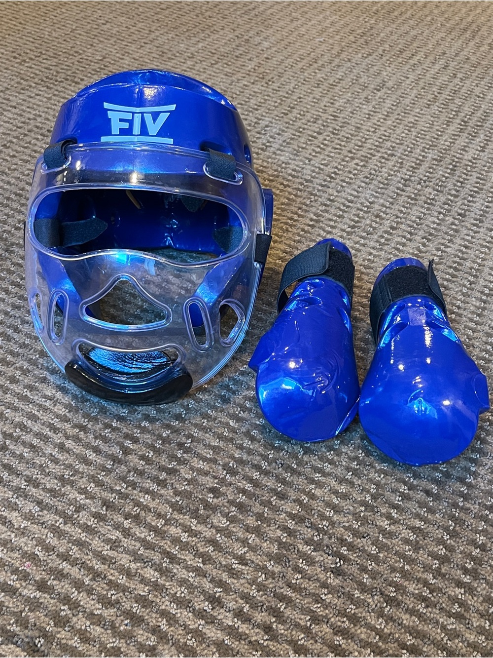 💙FIVING sparring gear. Soft headgear size M. Soft gloves kids size S. EUC!💙